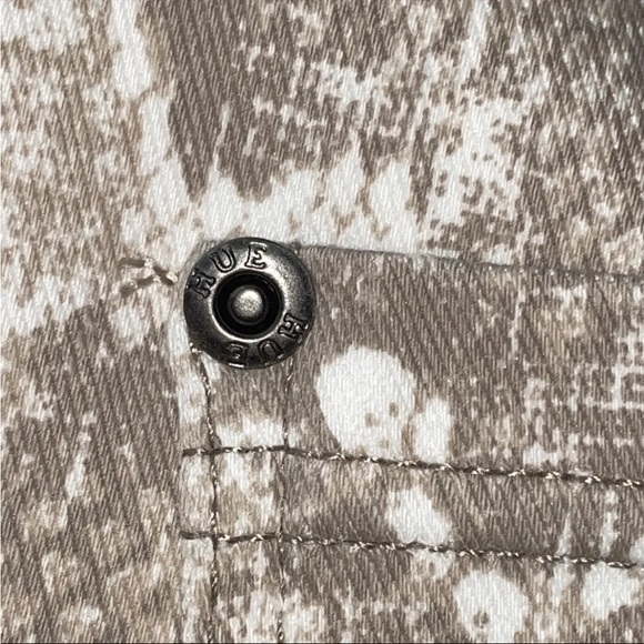 HUE Women's High Rise Denim Capri Legging - Taupe - Faded Python - NWT - Medium - Picture 12 of 14